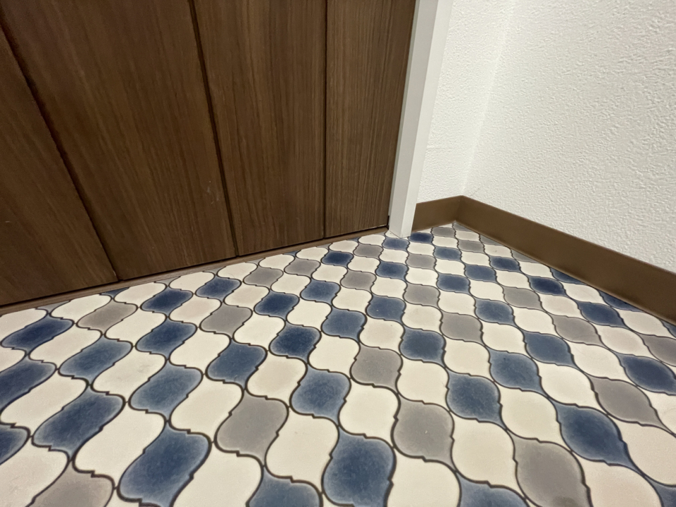 脱衣所の床の模様。さわやかだけど床の汚れも目立ちにくそうで素敵