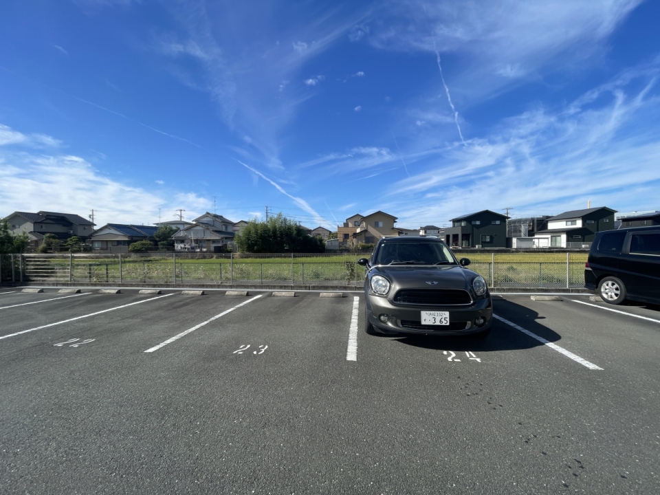 敷地内駐車場は2台無料で確保されている