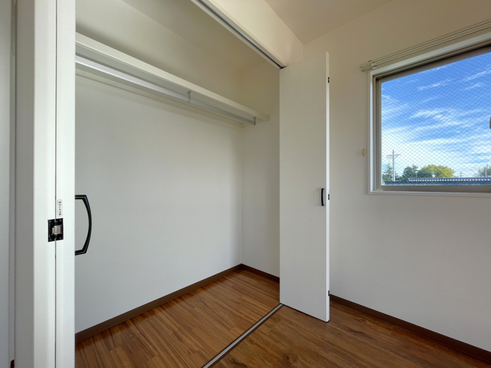 パイプハンガー付きのクローゼットが付いています