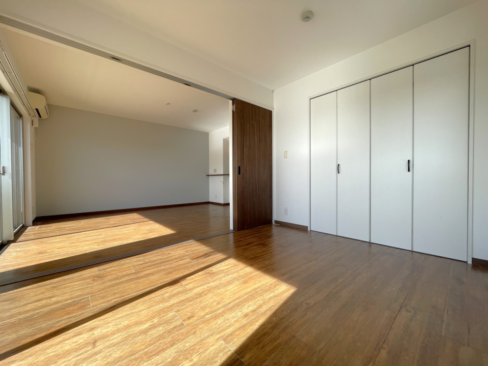 LDKと隣の洋室は引き込み戸を開ければ繋げて使える