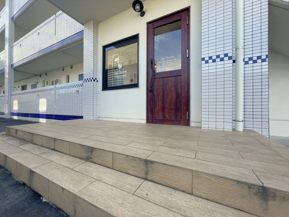 エントランスを外から見ると本当にカフェのようでワクワクしてしまう