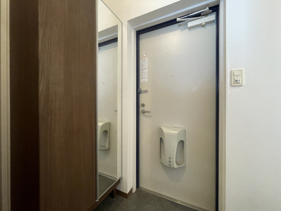 玄関には姿見付きのシューズボックスに加え...