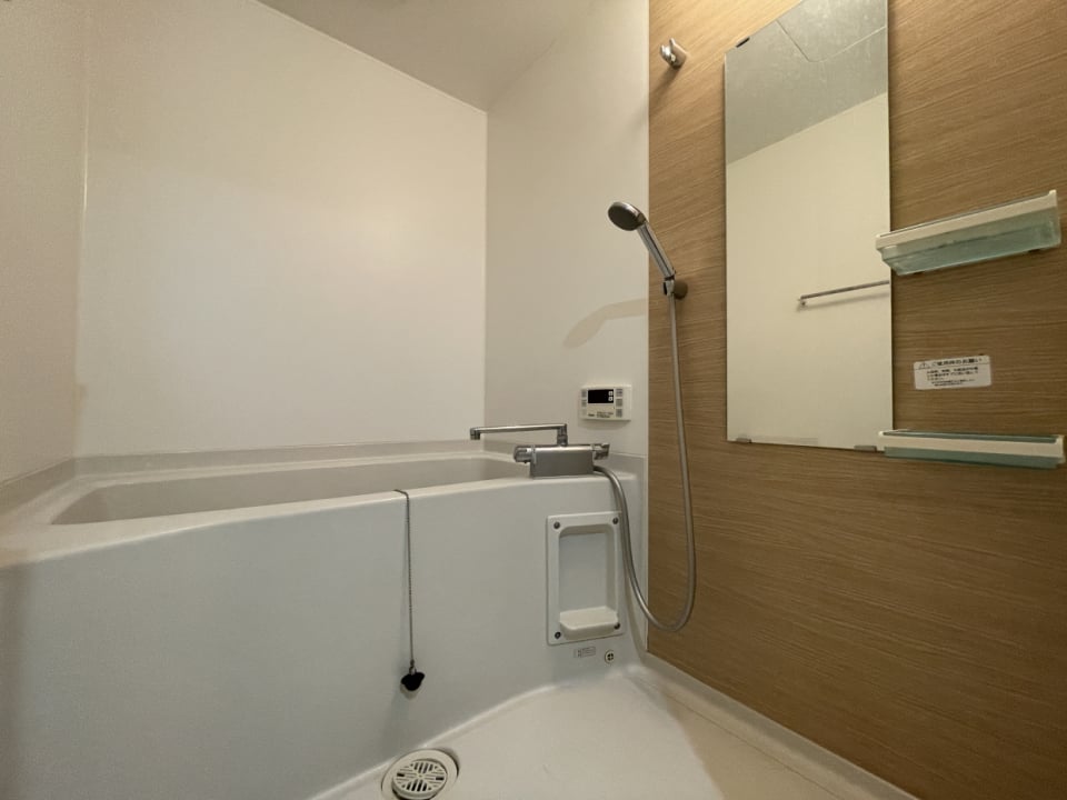 ウッディな壁が可愛いバスルーム