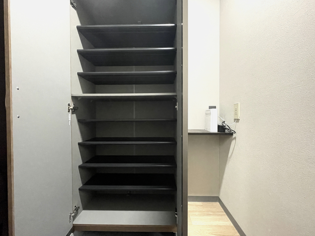 靴箱結構入ります。お隣のスペースにちょっとした棚付き