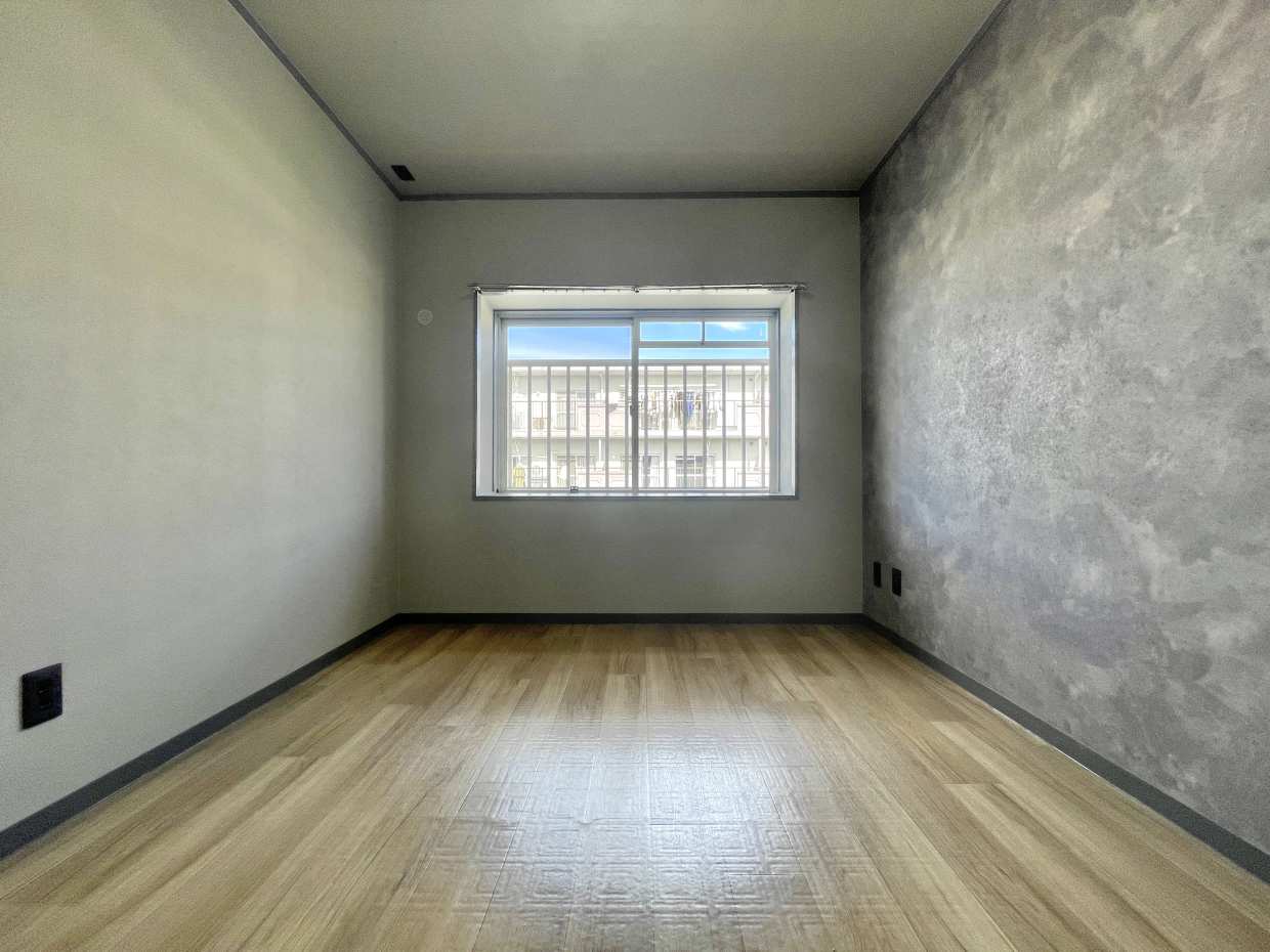 モルタル風のクロスがアクセント