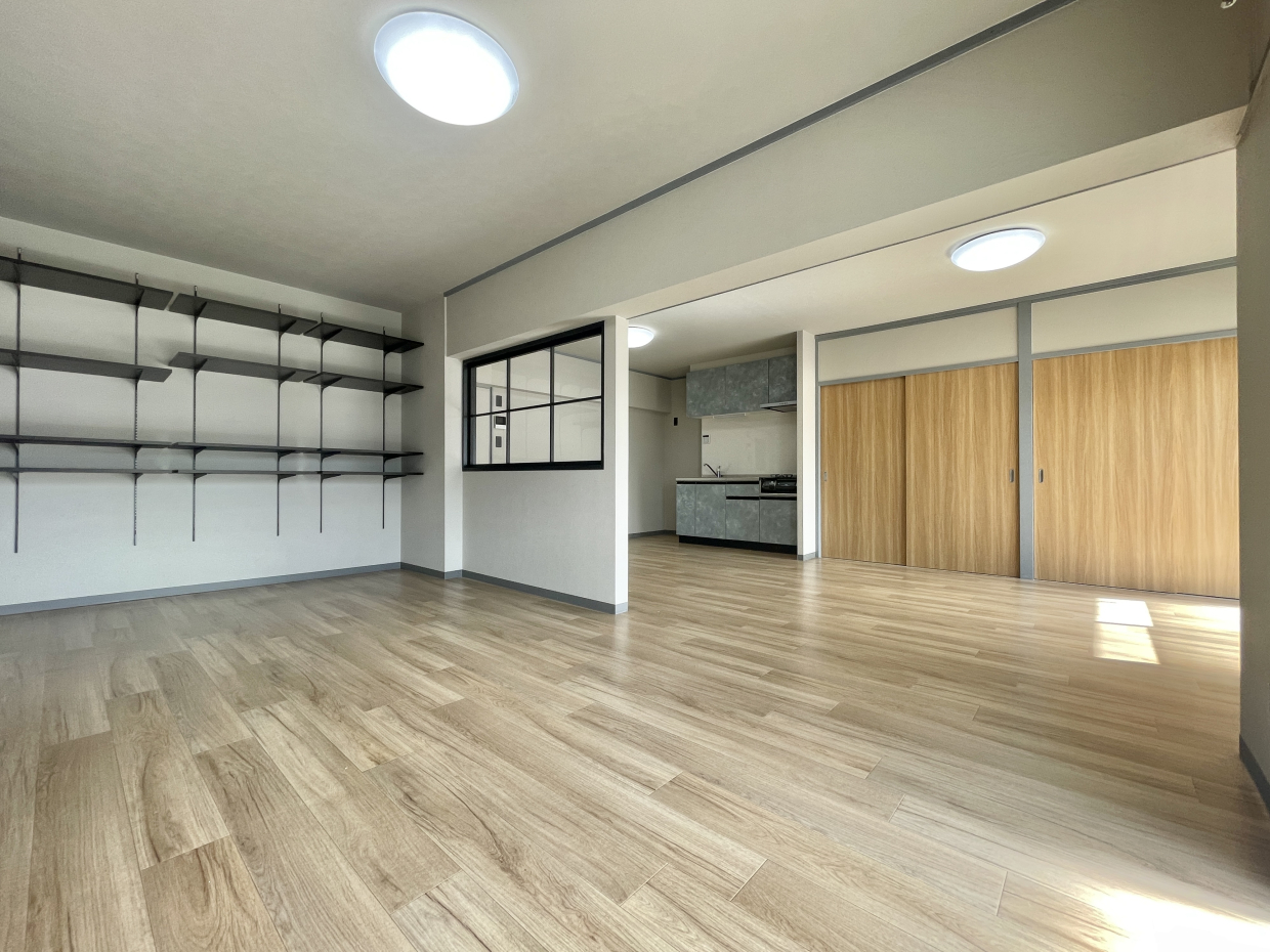 元々LDKと個室だったところを広い空間にリノベーションしました