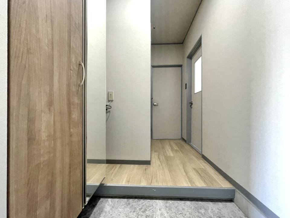 玄関。靴箱には姿見付き
