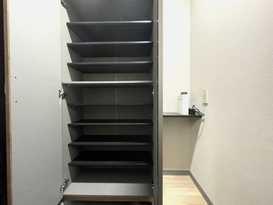 靴箱結構入ります。お隣のスペースにちょっとした棚付き