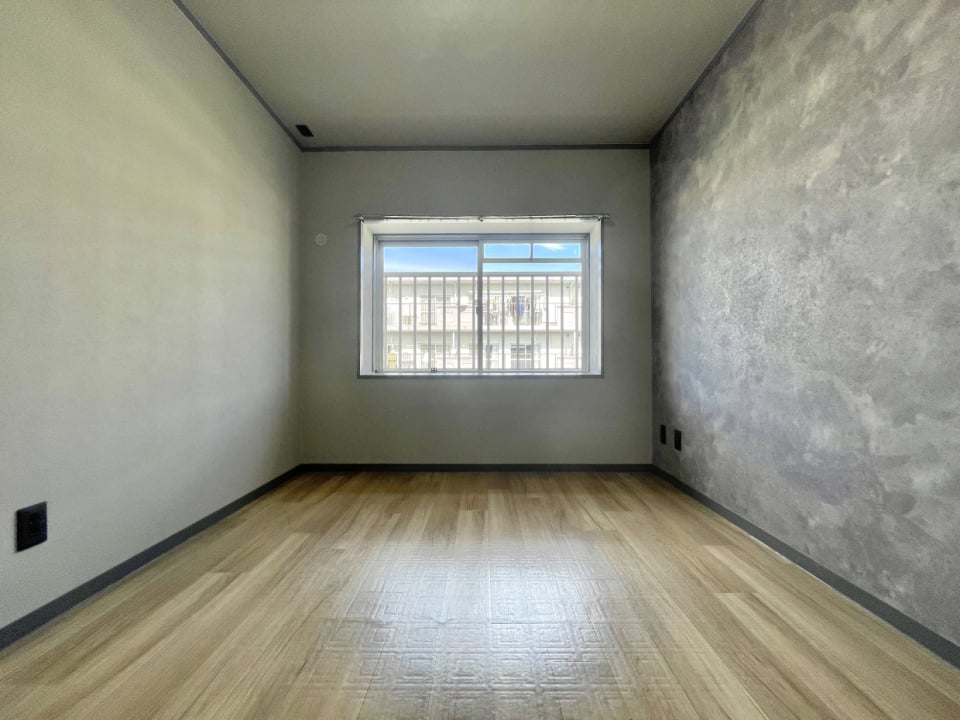 モルタル風のクロスがアクセント