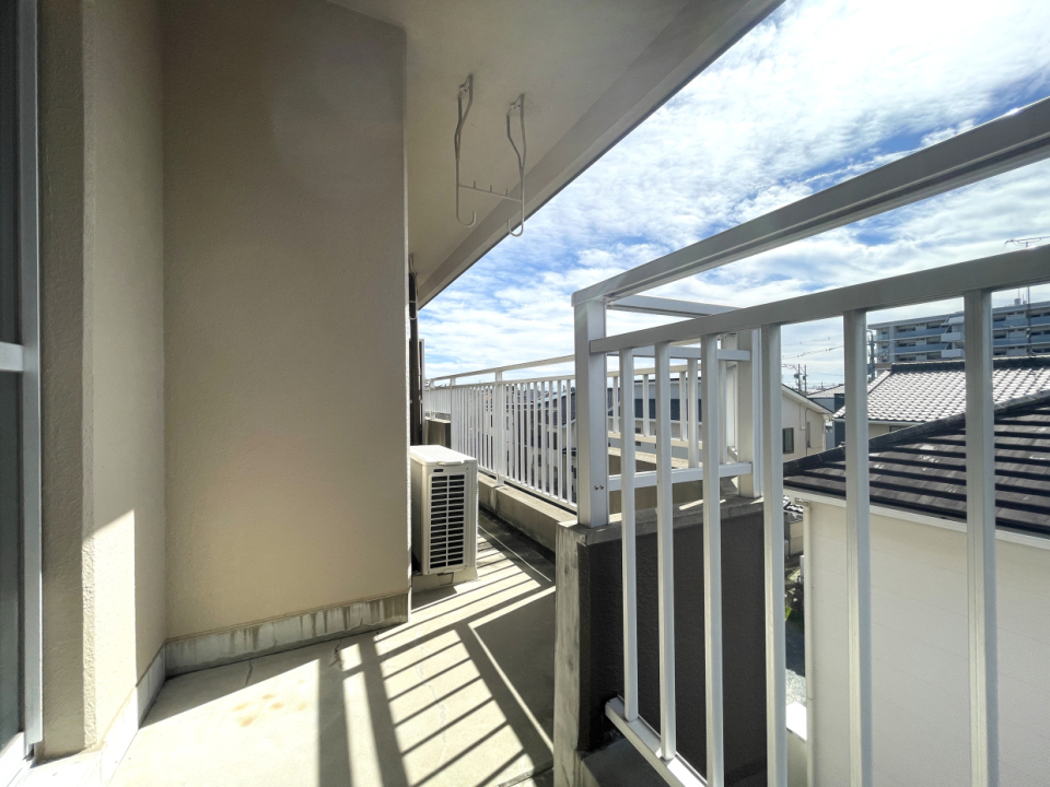 LDKに沿って続く長いバルコニー