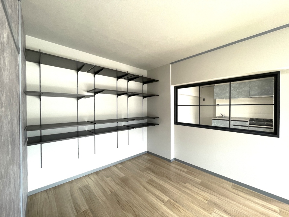 室内窓と可動棚の黒が空間を引き締めます