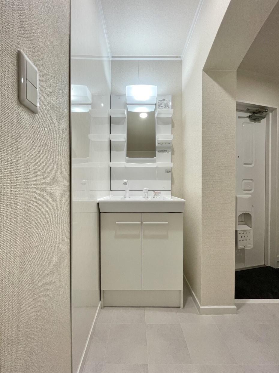 洗面台は玄関横、廊下に。帰宅後すぐに手を洗えます