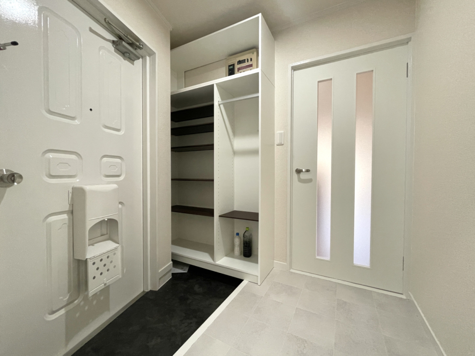 玄関。白くてかわいい。靴箱はオープンタイプ