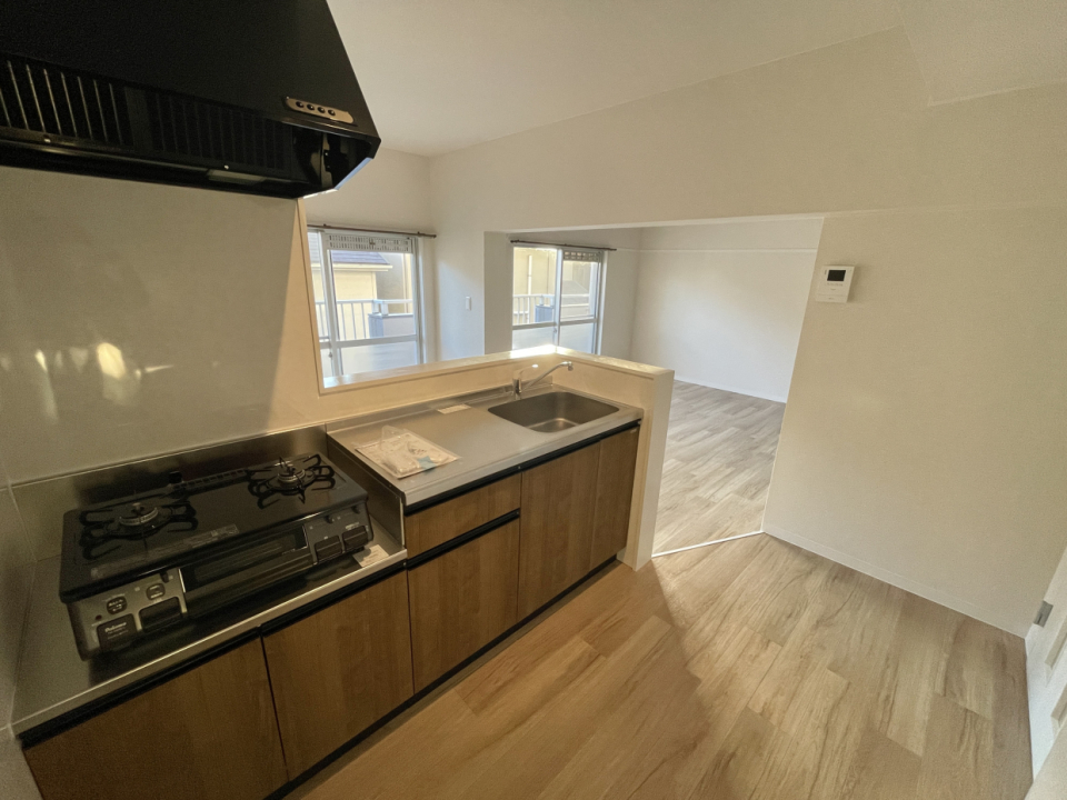 ちょっと高いキッチンからリビングを見渡せる