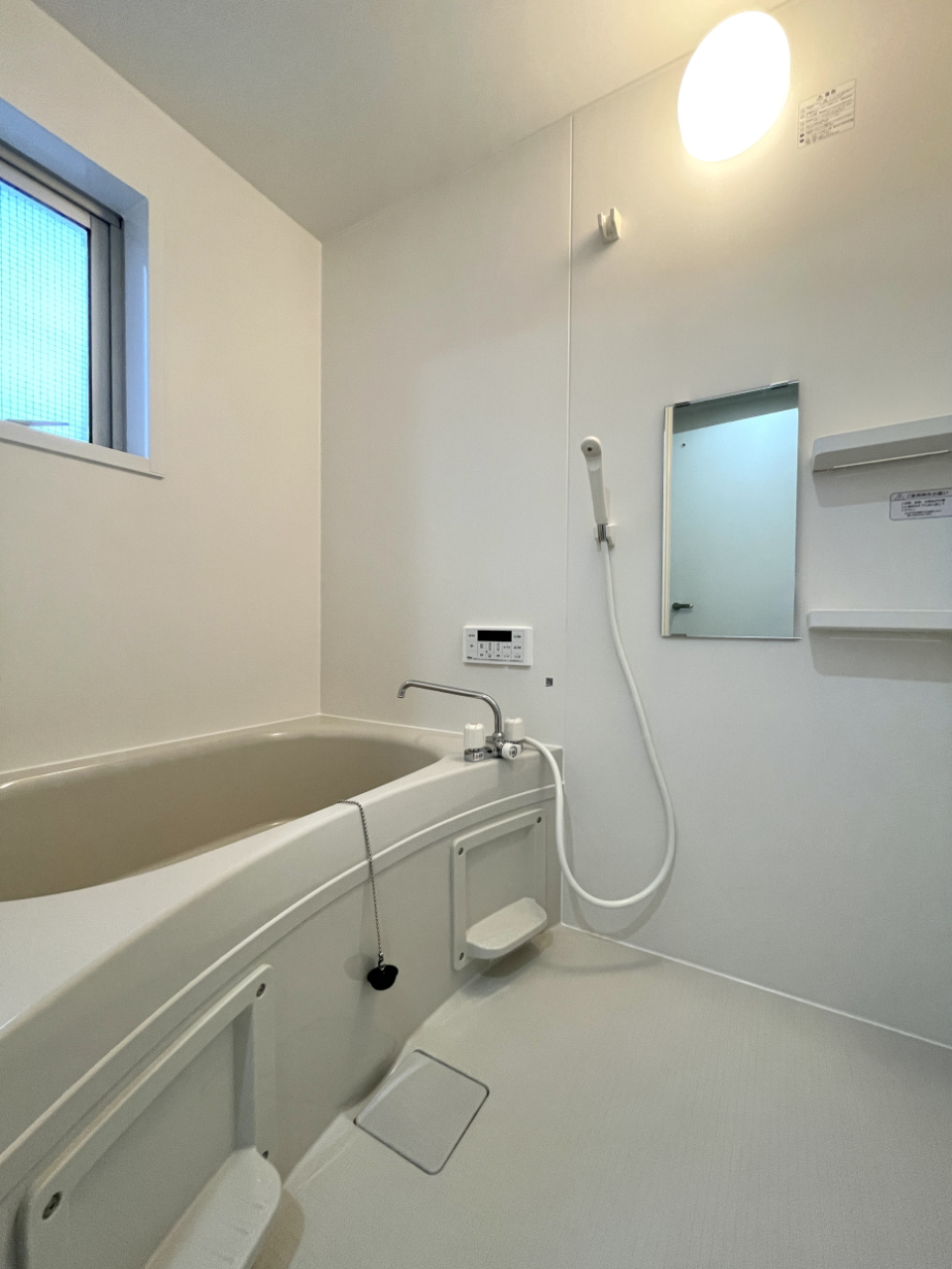 浴室。換気窓付き