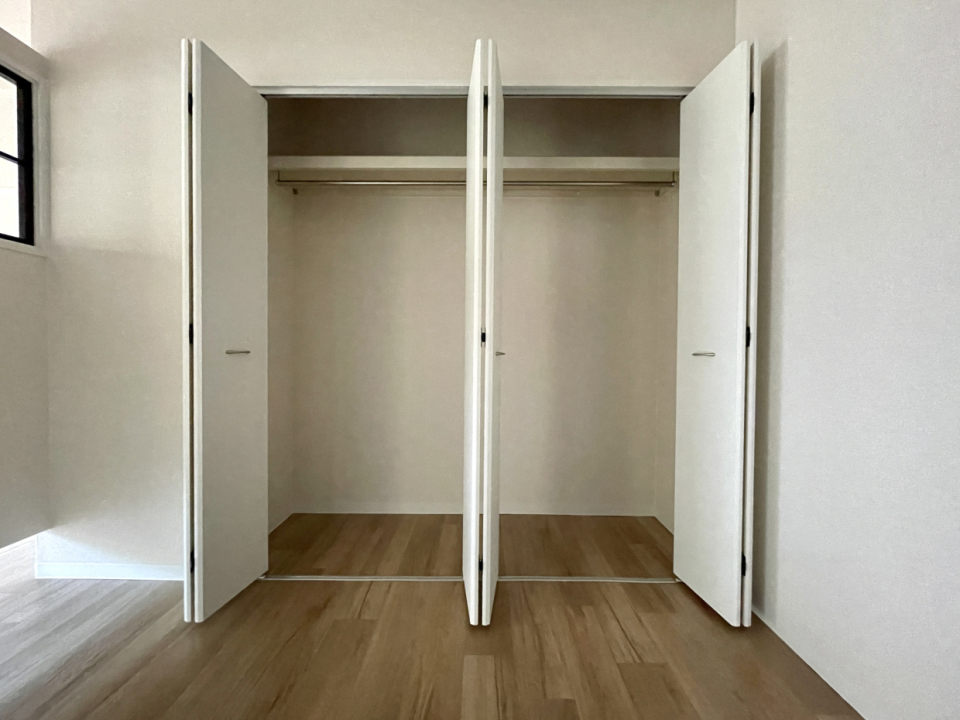 クローゼット。扉は左右どちらにも寄せられます