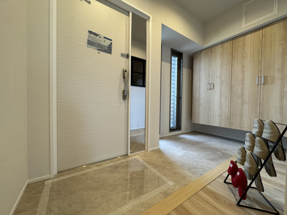 奥行きのある玄関は広々しており、ベビーカーも置ける