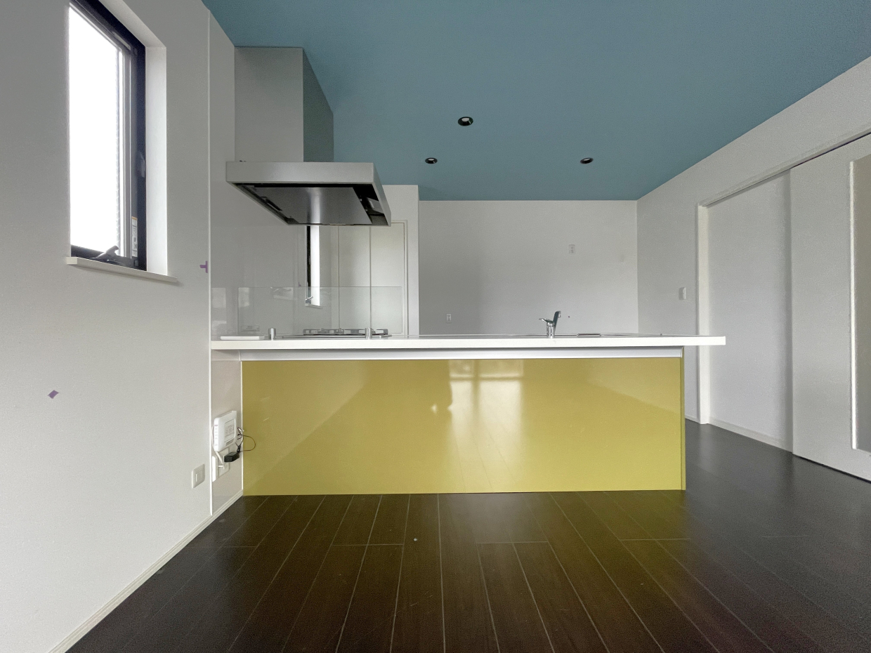 キッチンは落ち着いたモスグリーン