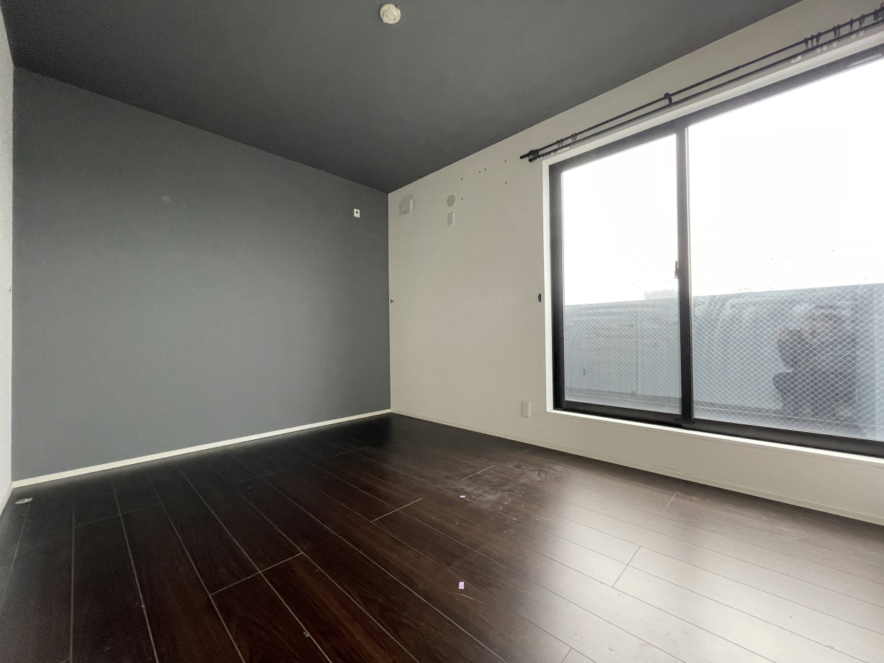 6.4帖の洋室。天井と壁がグレーのグラデーション