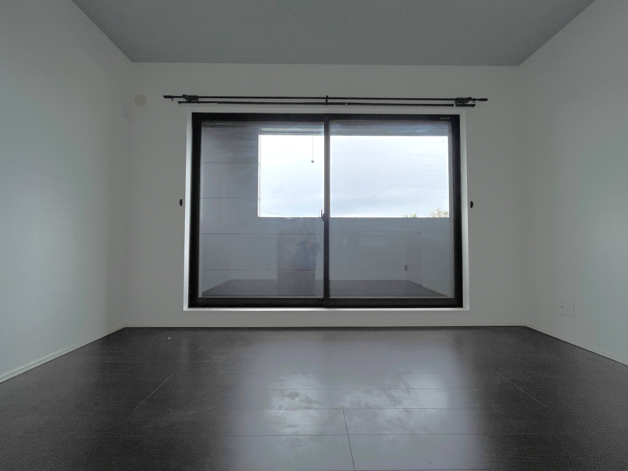 6.2帖の洋室。こちらも天井がグレーで落ち着いた雰囲気