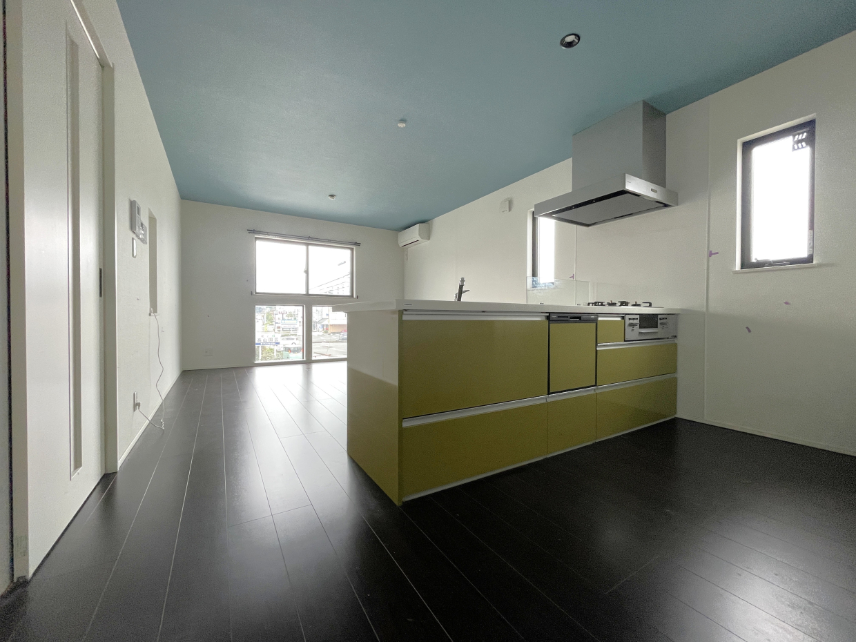 天井のくすみブルーとの相性◎