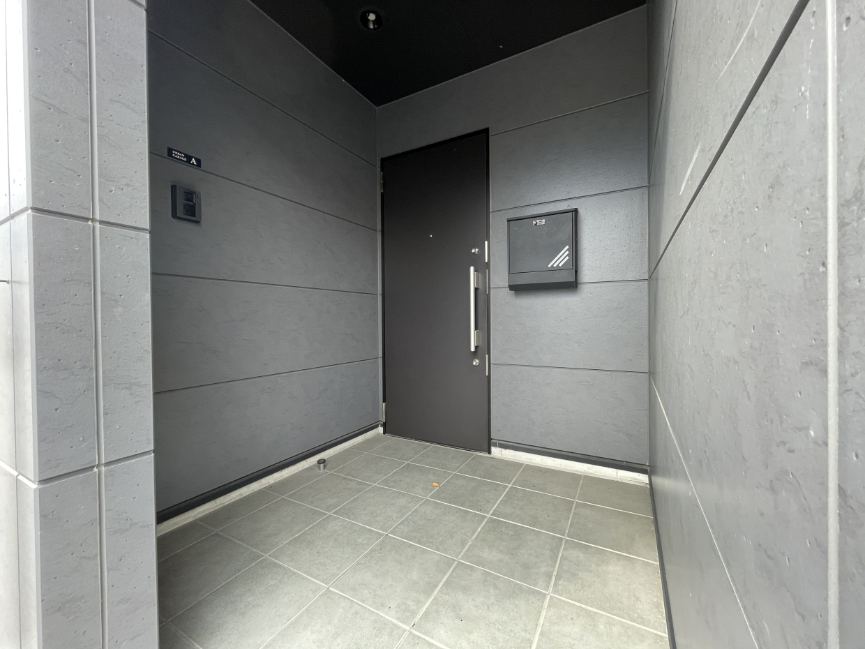 広めの玄関ポーチ。宅配ボックスも置けますね