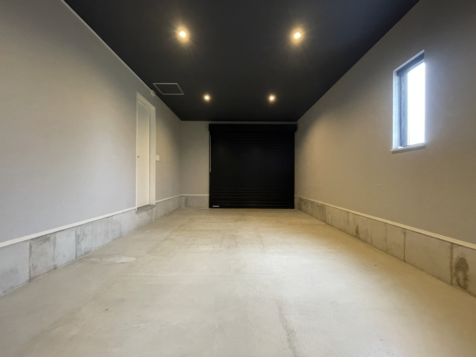 シャッターを閉めたところ。
写真左の壁の白い扉から玄関に入れます