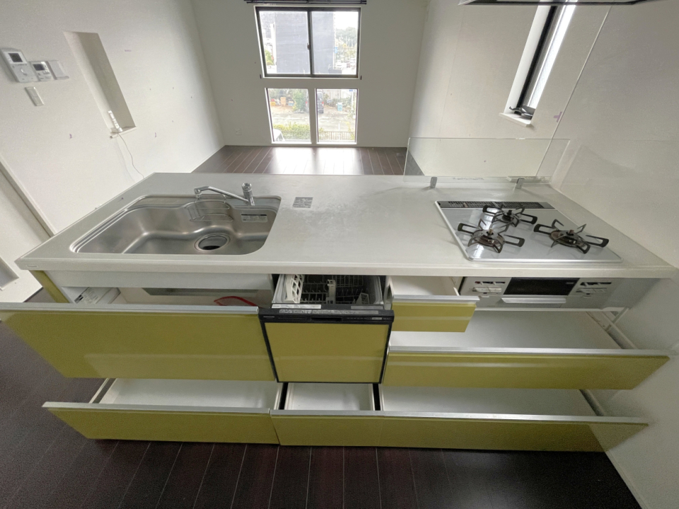 3口コンロにガスコンロ、食洗機も付いた充実のシステムキッチン