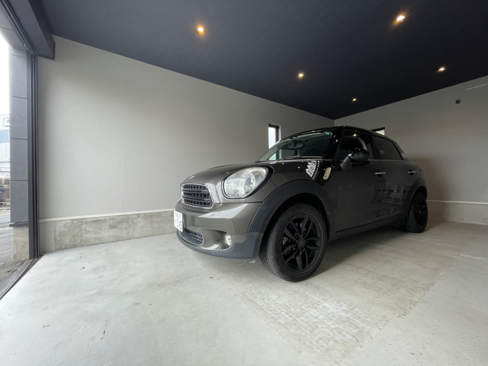 ガレージ内のダウンライトが自慢の愛車をかっこよく照らします