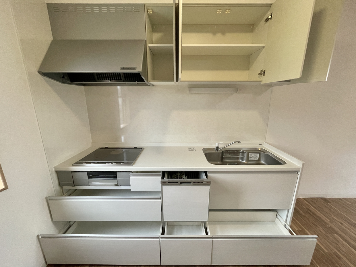 3口のIHコンロにグリル、食洗機も付いています