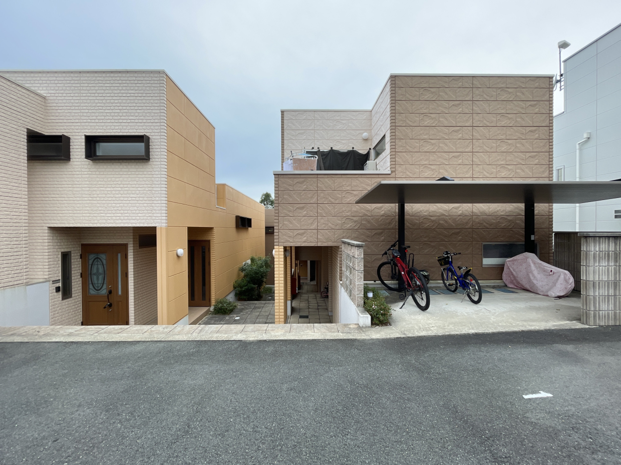 外観。屋根付きの駐輪場あり