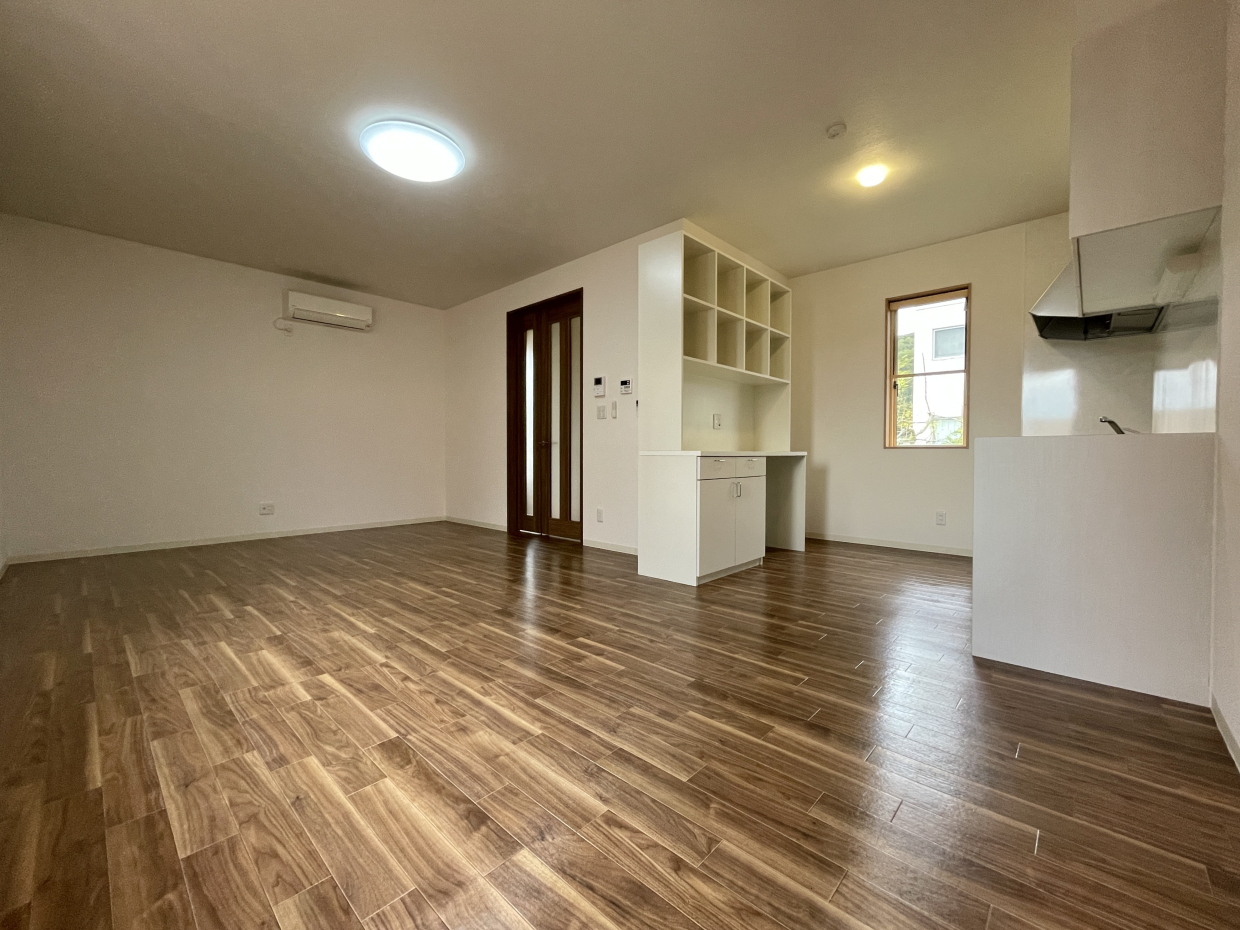 LDKはL字型。リビングとキッチンのスペースが分かれている間取り