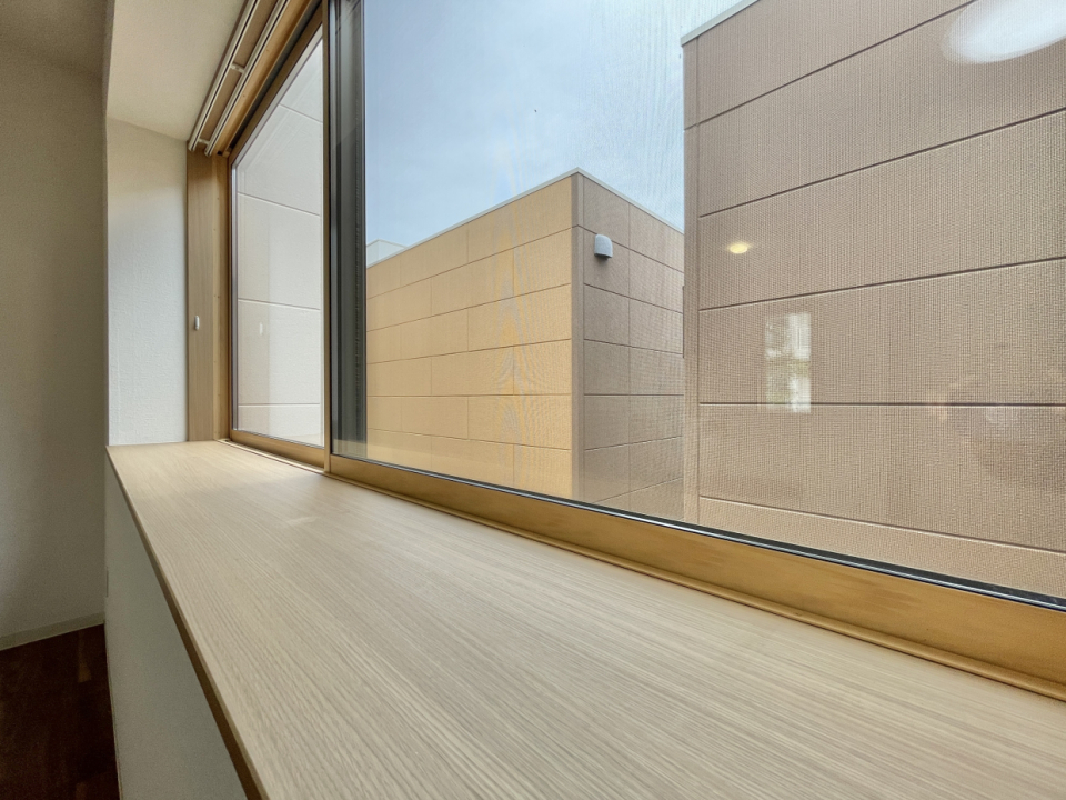 出窓にグリーンを置くのもいいですね