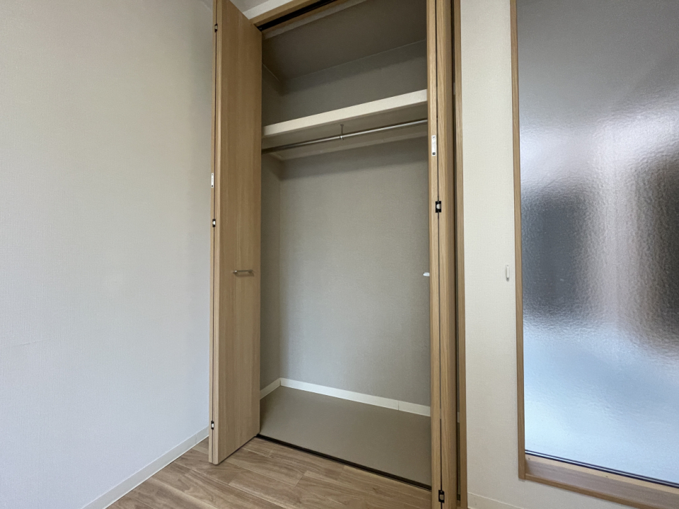 ハンガーパイプ付きのクローゼット