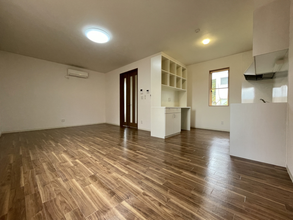 LDKはL字型。リビングとキッチンのスペースが分かれている間取り