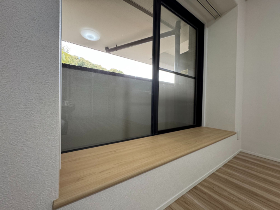 掃き出し窓はベンチのようになっている