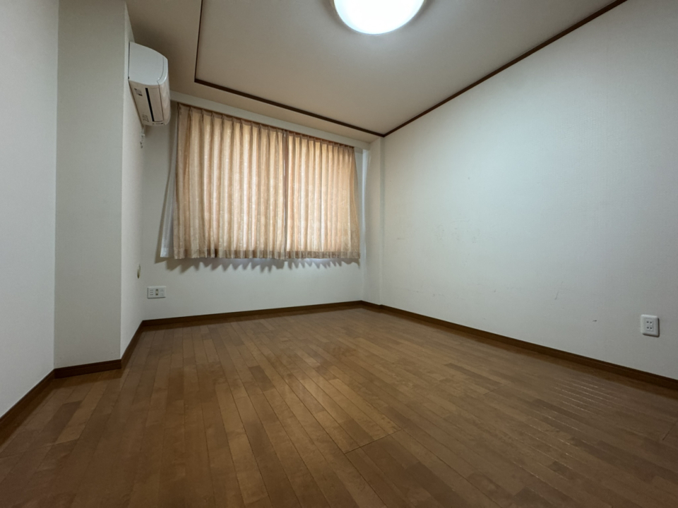 北側の洋室。こちらのお部屋は床暖房付き