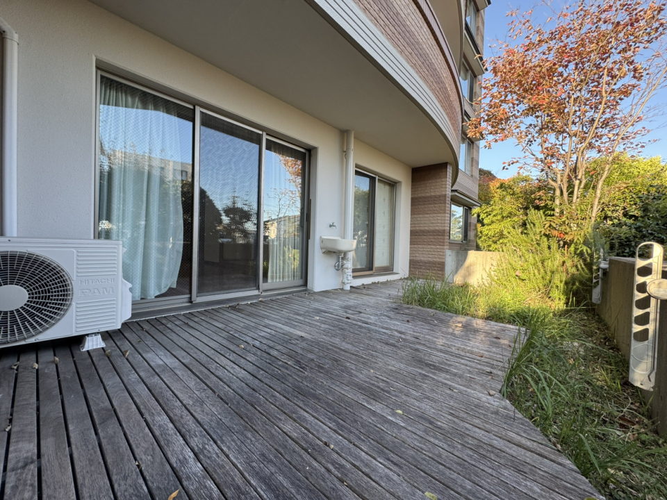 植栽が植えられており、手入れすればきれいなガーデンに