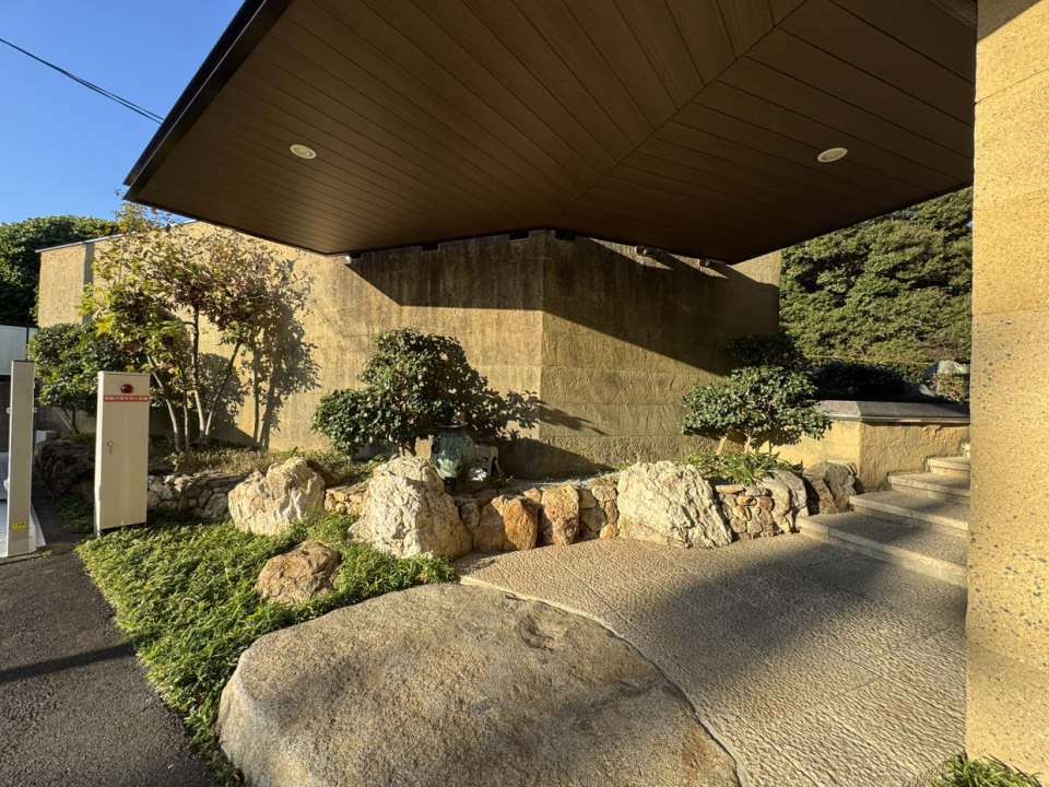 地下1階のエントランスアプローチ部分も高級感がある