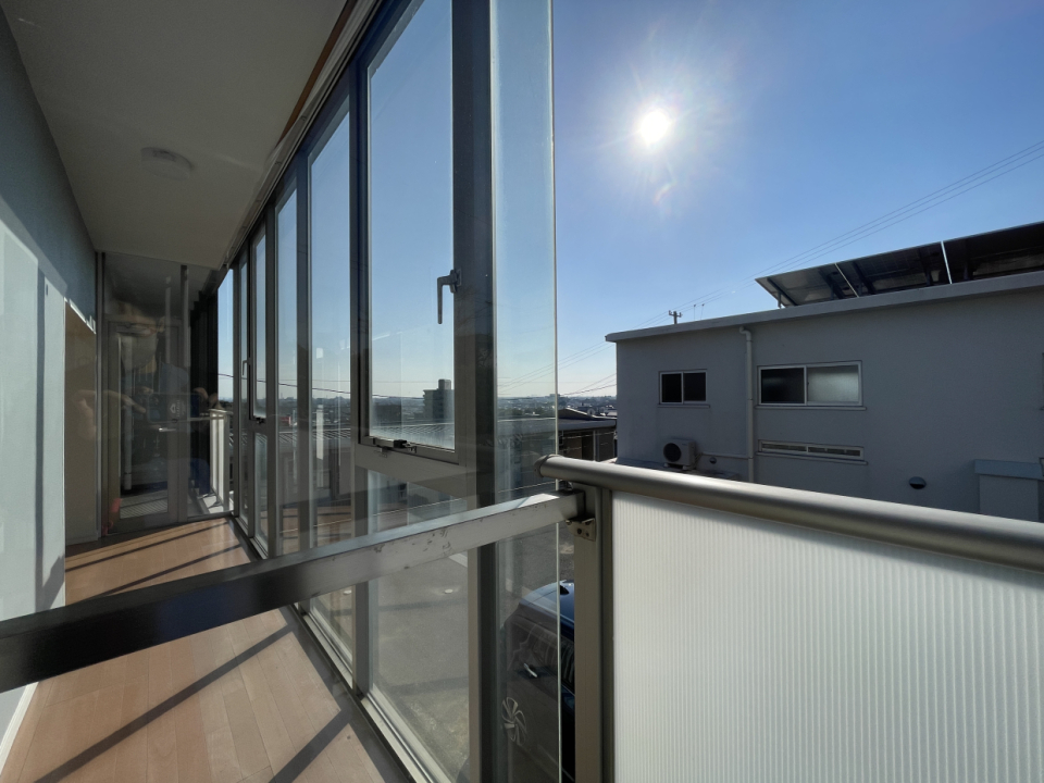 なんと縁廊が一面ガラス！