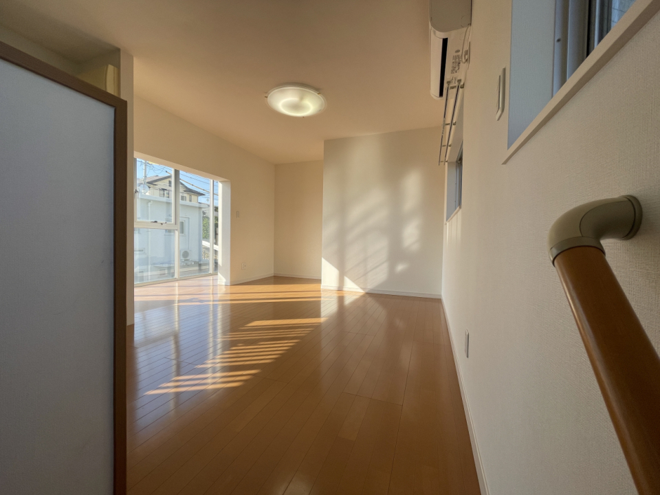 階段を上ると太陽の光が待っている