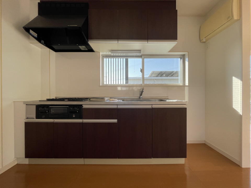 ダークブラウンの壁付キッチン
