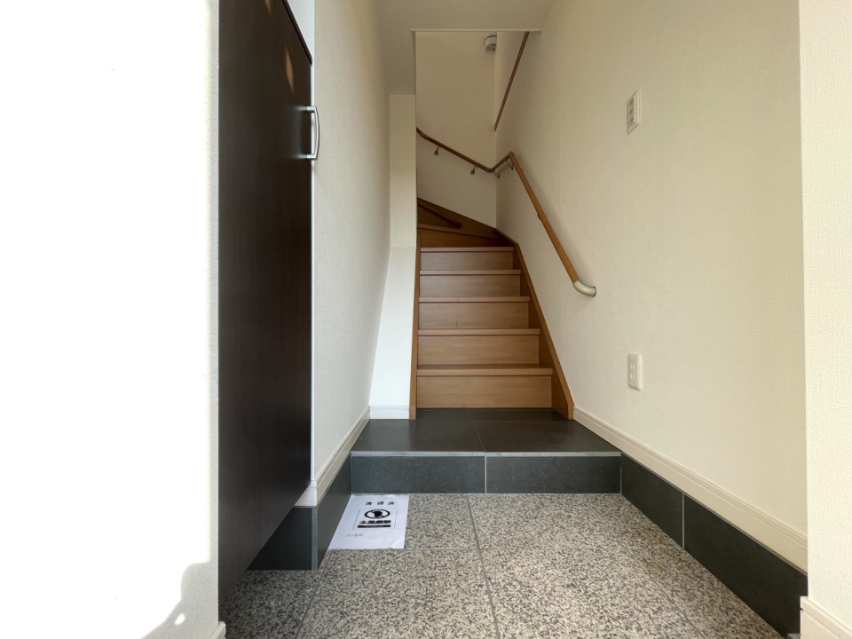 玄関は階下にあります