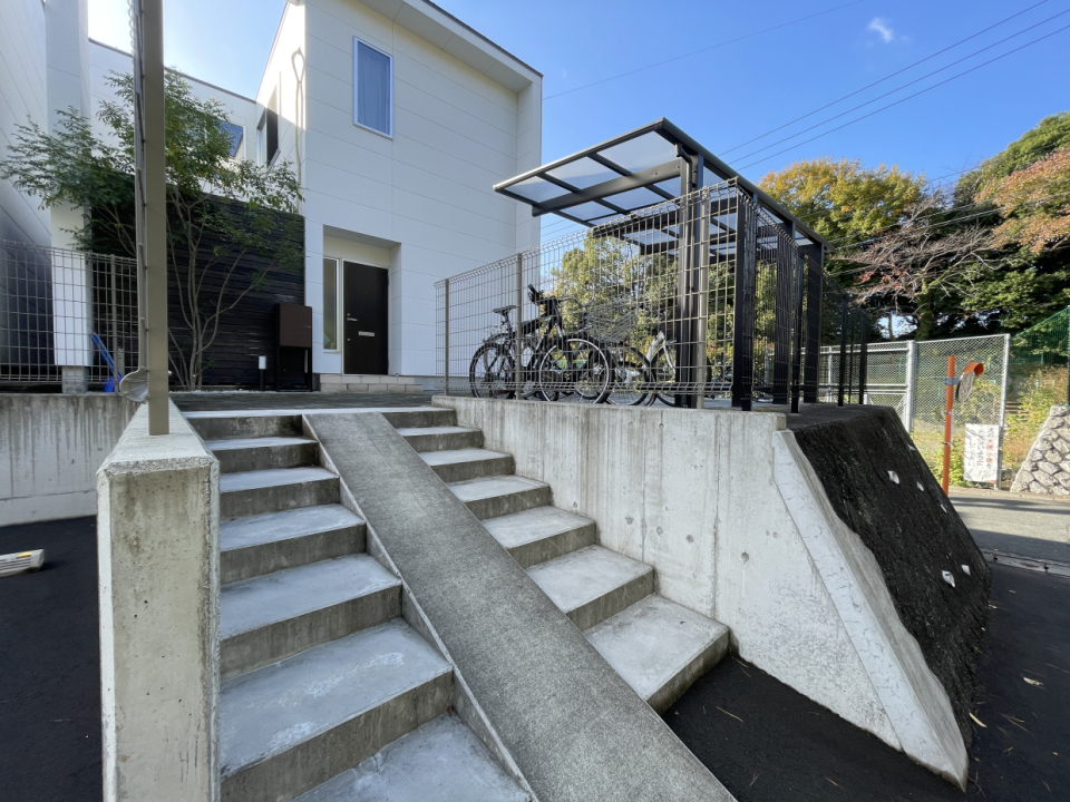 高台に位置する