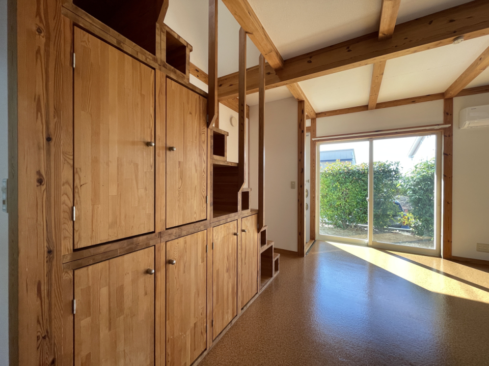 階段下は扉付き収納