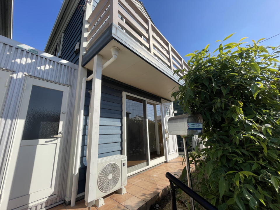 左の扉は物置へつづく