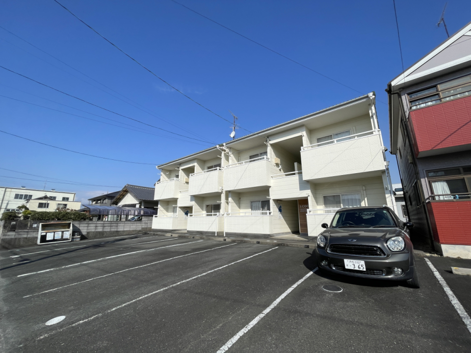 駐車場は建物前