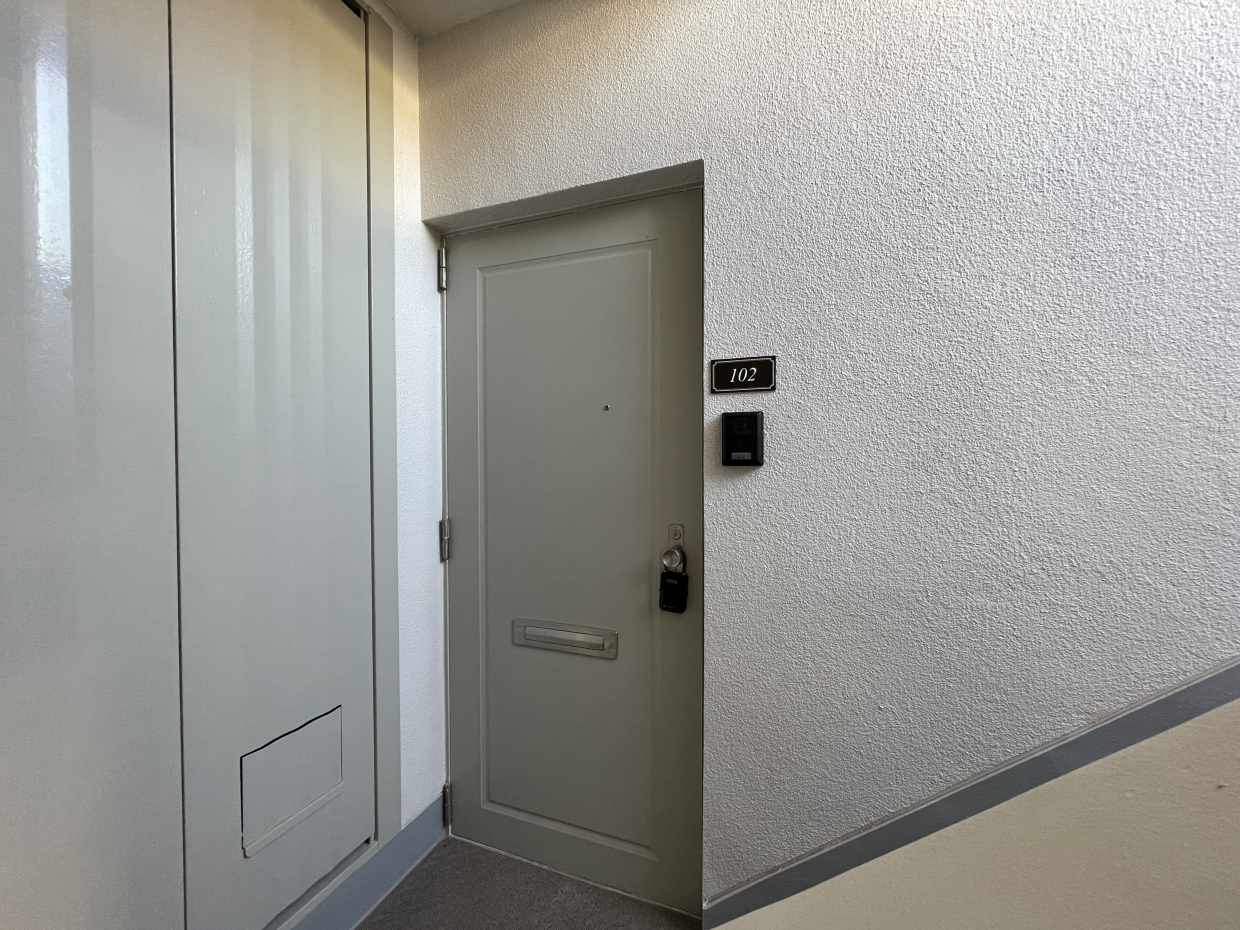 玄関扉はレトロ