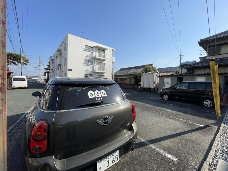 建物右側に駐車場