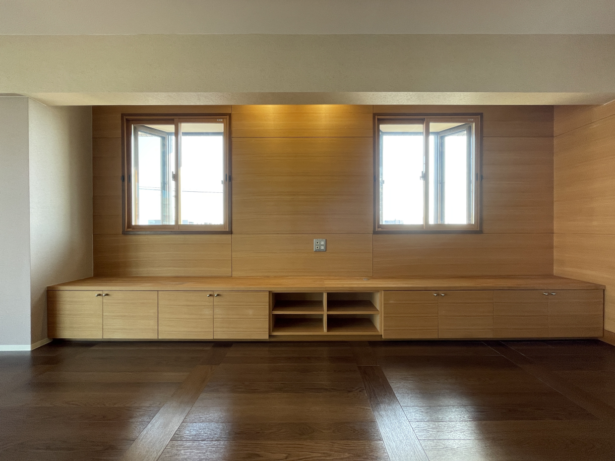 リビングにTVボードとデスクが備え付けられているので、家具は最小限で広々使えそう